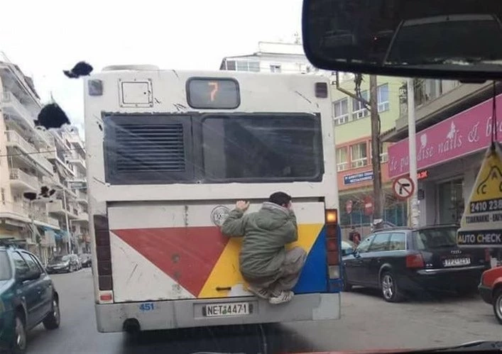 Απίστευτο: Σκαρφάλωσε στη μηχανή λεωφορείου του ΟΑΣΘ για να γλυτώσει το εισιτήριο!